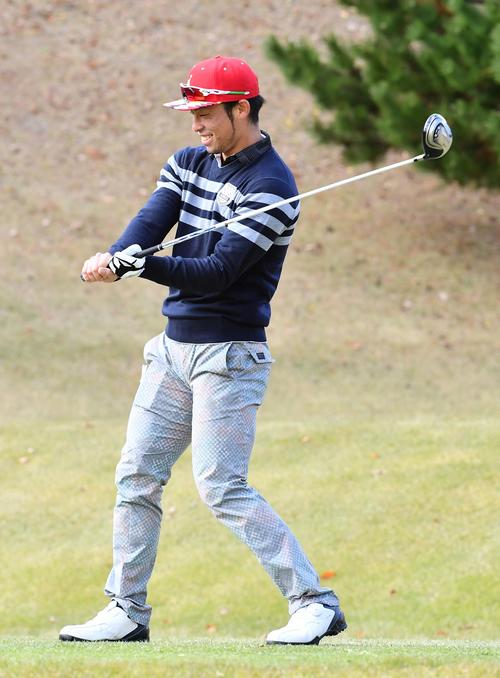 17年、江越はオーナー杯ゴルフ大会でクラブを手に左で素振りする
