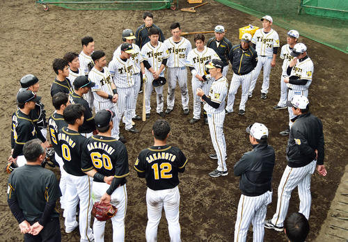 紅白戦を終え選手の前で話す矢野監督（撮影・清水貴仁）