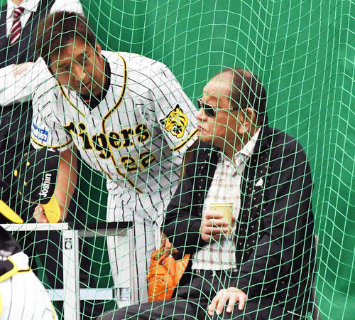 阪神キャンプ視察に来た江夏豊氏（右）にあいさつする藤川球児（撮影・奥田泰也）