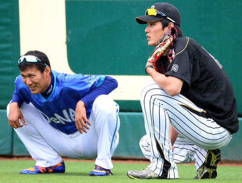 外野芝生でDeNA久保(左)と会話する藤浪(2014年8月2日撮影)