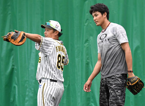 ブルペンで藤浪（右）は福原コーチの指導を受ける（撮影・奥田泰也）