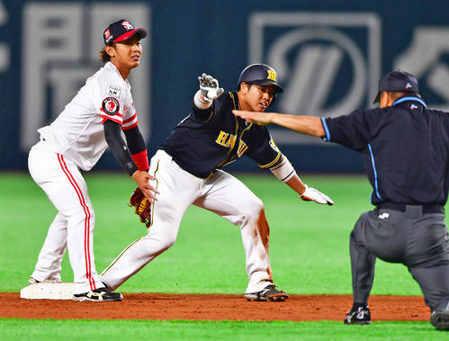 5回表阪神2死一塁、二盗を決める梅野隆太郎(撮影・清水貴仁)