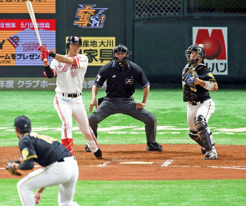 7回裏ソフトバンク無死一塁、栗原陵矢の二盗を阻止する梅野隆太郎(撮影・栗木一考)