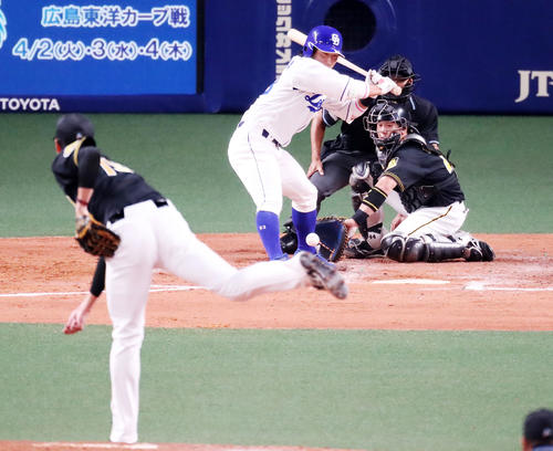 3回裏中日1死二塁、亀沢に死球を与える藤浪（撮影・加藤哉）