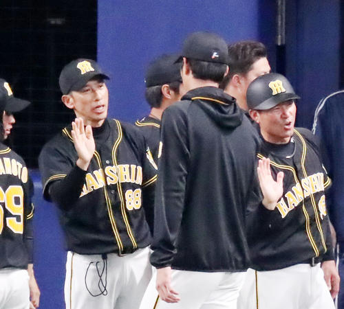 中日に勝利し藤浪（右）とハイタッチする矢野監督（撮影・加藤哉）