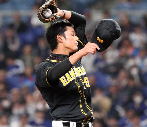 中日亀沢に死球を与え渋い表情で汗を拭う藤浪(2019年3月12日撮影)