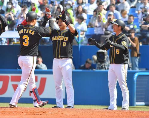 大山（左）を笑顔で出迎える木浪（中央）と近本（2019年3月20日）
