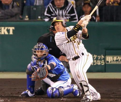 阪神対DeNA 2回裏阪神2死一塁、二塁、梅野の右翼への打球をソトが捕れず先制の2点適時三塁打となる(2019年4月9日撮影)