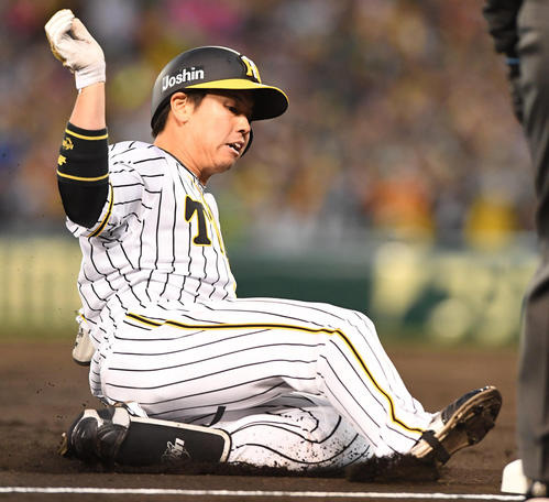 阪神対DeNA 2回裏阪神2死一、二塁、梅野は右翼へ三塁打を放ち滑り込む(2019年4月9日撮影)