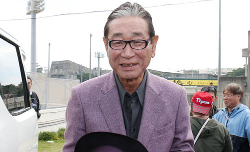 阪神キャンプを電撃訪問し笑顔で記者の質問に答えながら引き揚げた星野仙一さん（2017年2月14日撮影）
