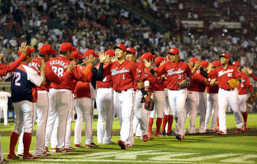 試合後、勝利を分かち合う鈴木（中央）ら広島の選手たち（2019年6月25日撮影）