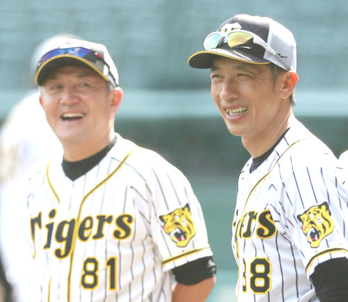阪神清水雅治ヘッドコーチ（左）と矢野燿大監督（2019年5月17日撮影）