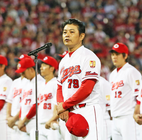 9月27日、最終戦を終えファンにあいさつする緒方監督（撮影・栗木一考）