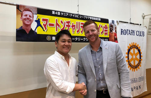 チャリティーイベントで旧知の高原編集委員に熱っぽく語るマートン氏