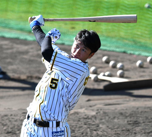 ロングティーを行う近本（撮影・前岡正明）