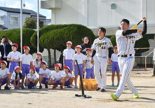 児童に強烈な打撃を披露する大山（右）と梅野（撮影・上田博志）