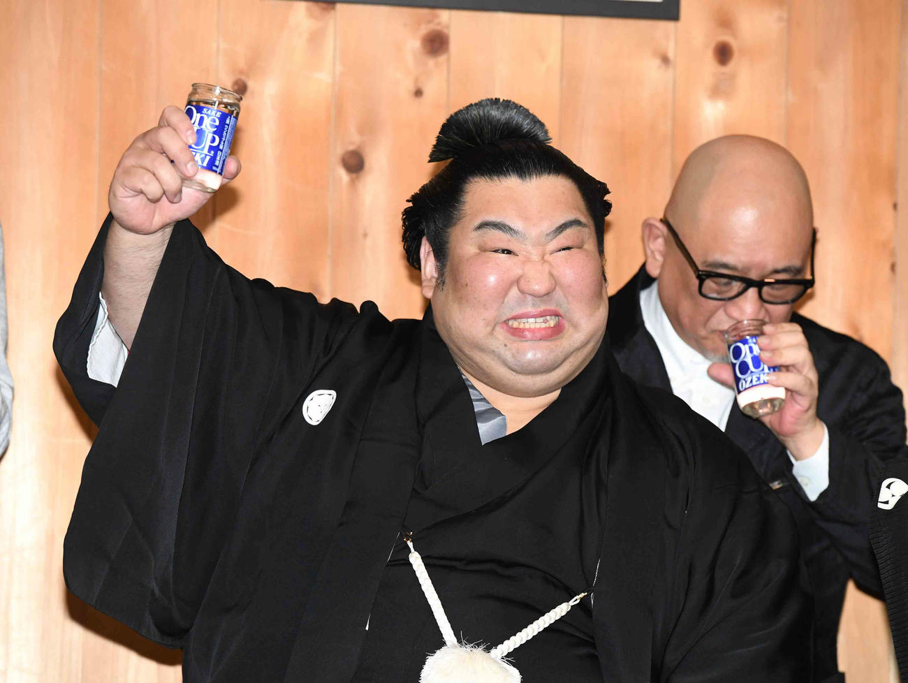 1月26日、木瀬部屋での祝勝会でおどけた表情で乾杯する徳勝龍