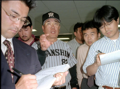 00年、阪神時代に記者の質問に答えながら引き揚げる野村克也監督