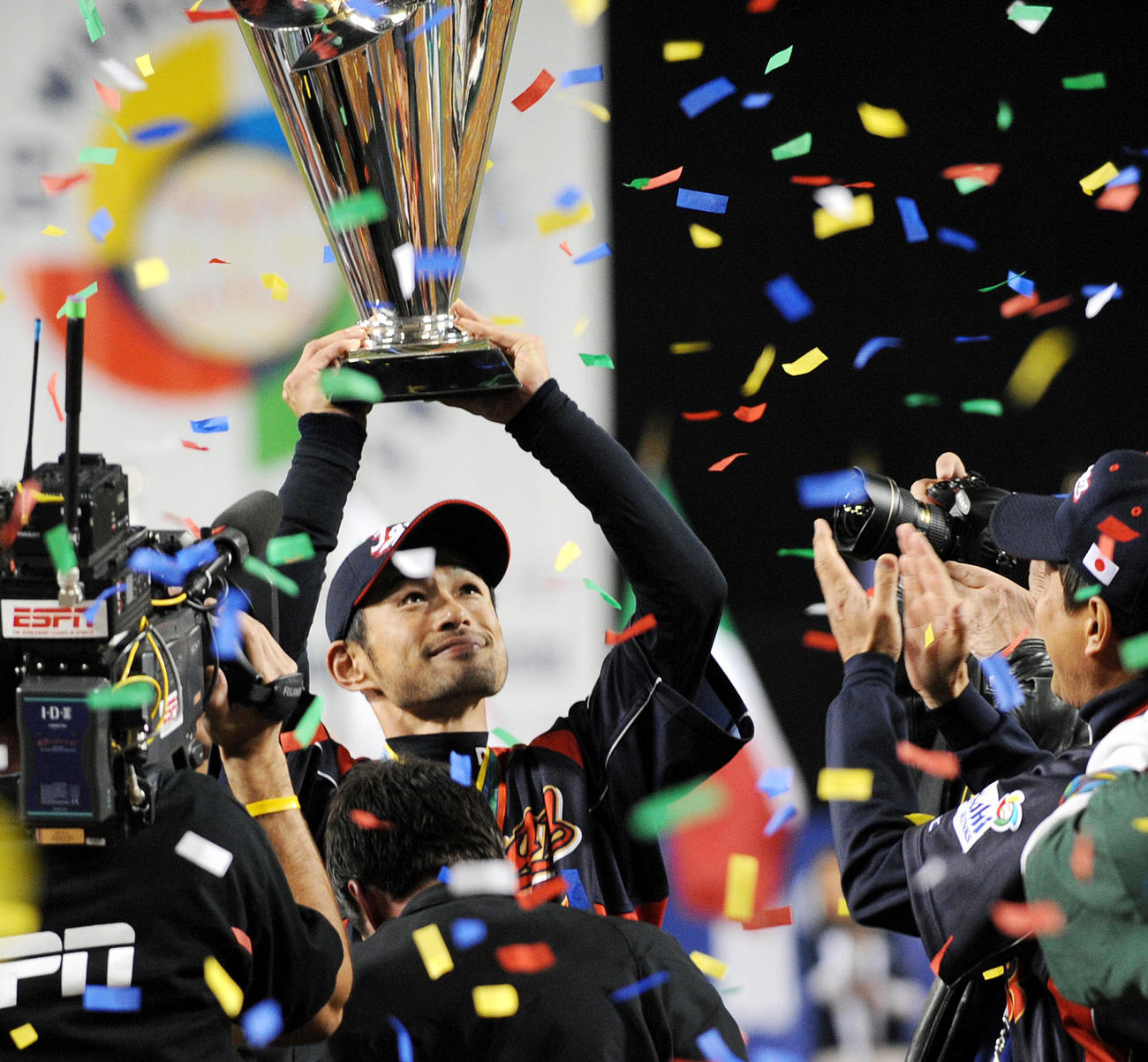 09年3月、第2回WBC決勝で韓国を破りトロフィーを掲げるイチロー（中央）
