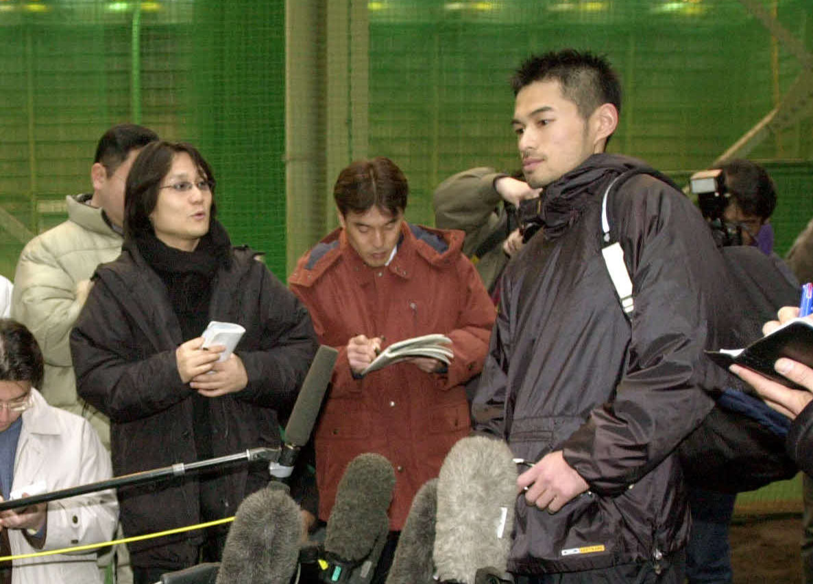 02年1月17日、青濤館で自主トレと黙とうを行ったイチロー（右）を取材する肩まで届く長髪が目立つ本紙高原記者（左）