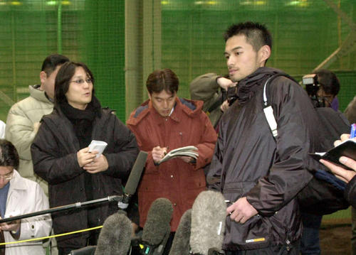 02年1月17日、青濤館で自主トレと黙とうを行ったイチロー（右）を取材する肩まで届く長髪が目立つ本紙高原記者（左）