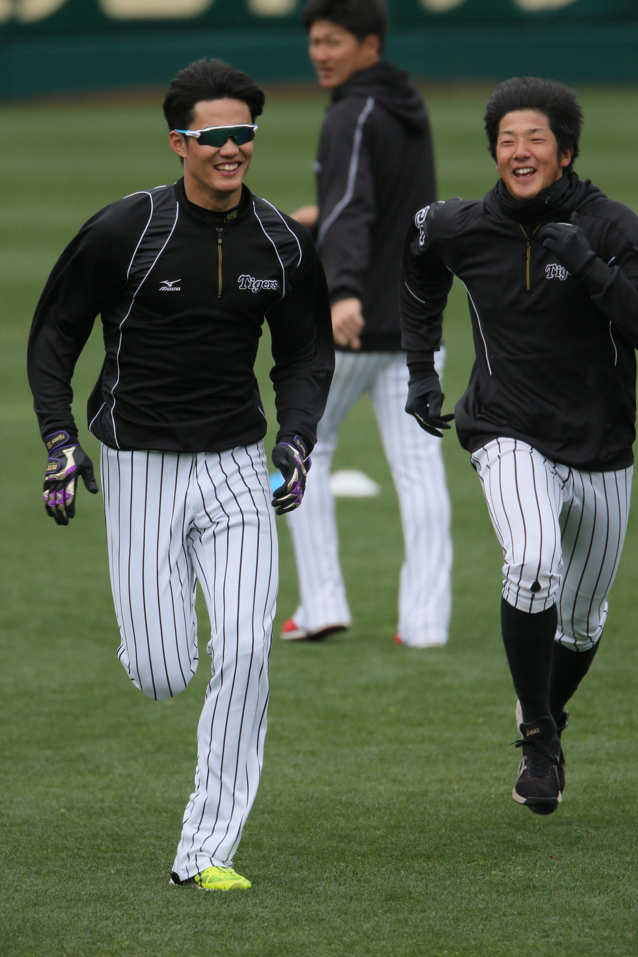 16年、ウオームアップでダッシュを競う藤浪晋太郎と横田慎太郎