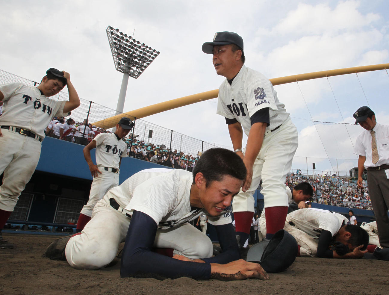 11年8月1日、全国高校野球選手権・大阪大会決勝で東大阪大柏原に敗れ、泣き崩れる藤浪