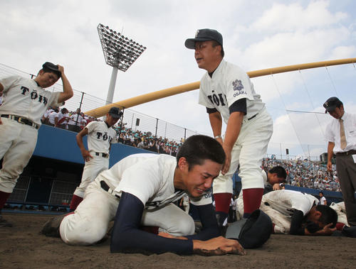 11年8月1日、全国高校野球選手権・大阪大会決勝で東大阪大柏原に敗れ、泣き崩れる藤浪