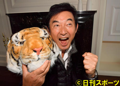 16年インタビューで、トラを肩に乗せ雄たけびをあげる石田純一