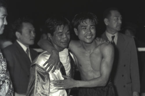 世界フライ級タイトルマッチ　ダド・マリノを判定で下し、日本人初の世界王者となった白井義男 （右から2人目）（1952年5月19日撮影）
