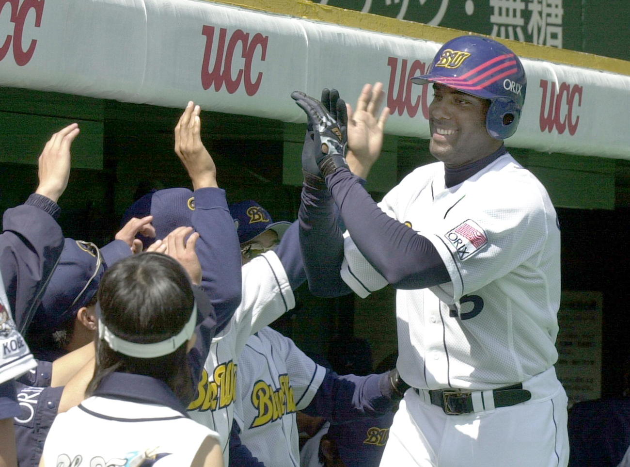 02年5月6日、左右両打席での2打席連続本塁打を放ち笑顔のオリックス・セギノール