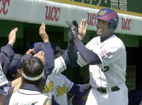 02年5月6日、左右両打席での2打席連続本塁打を放ち笑顔のオリックス・セギノール