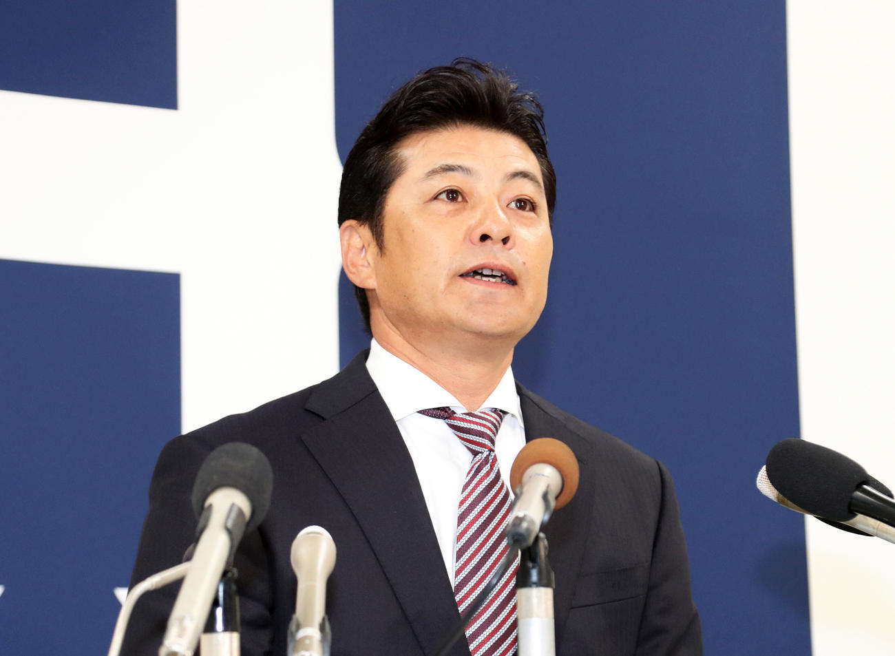 会見で辞意を表明する広島緒方孝一監督（2019年10月1日撮影）