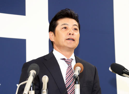 会見で辞意を表明する広島緒方孝一監督（2019年10月1日撮影）