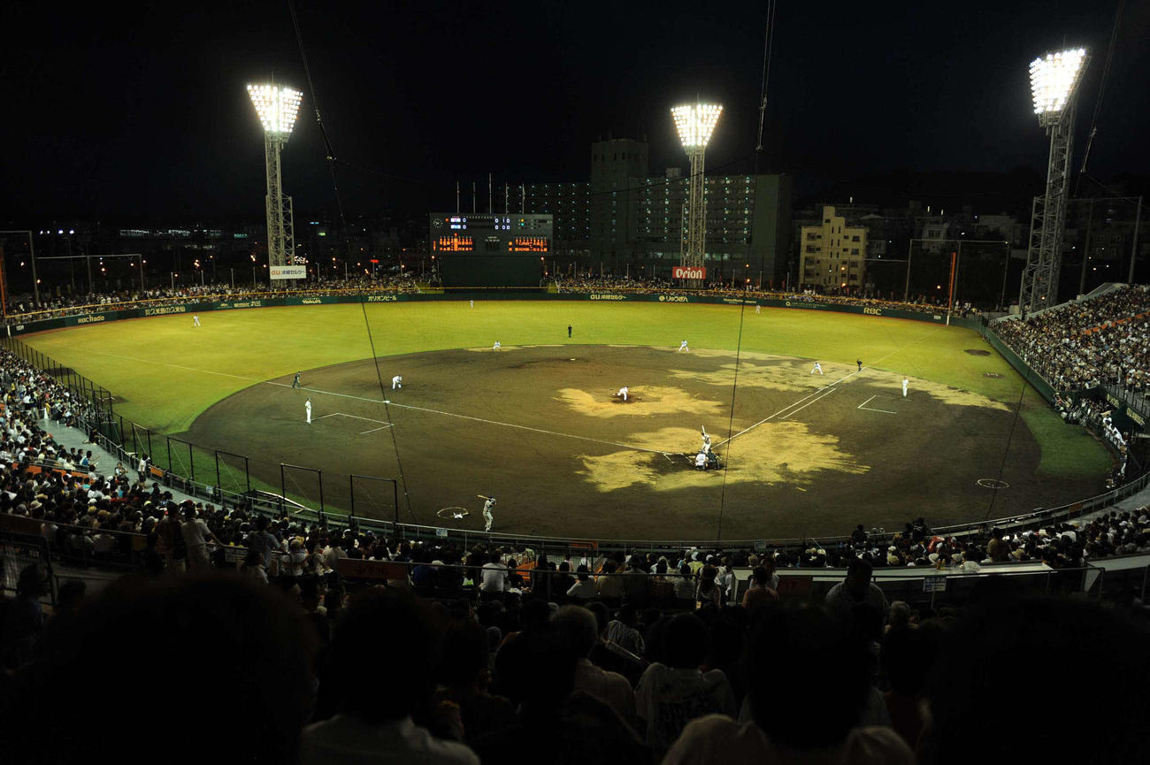横浜対ヤクルト　沖縄で35年ぶりのプロ野球公式戦がナイターではじめて開催された（10年6月29日）