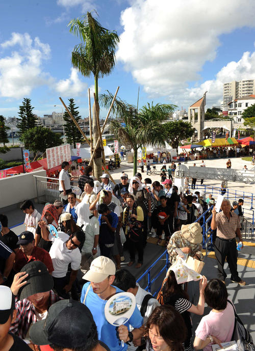 35年ぶりに沖縄でプロ野球の公式戦、横浜対ヤクルトが開催され、大勢のファンが開門を待ち長蛇の列をつくった（10年6月29日）