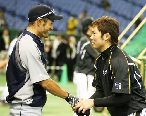 12年3月、あいさつを交わすマリナーズ・イチロー（左）と阪神岩田稔