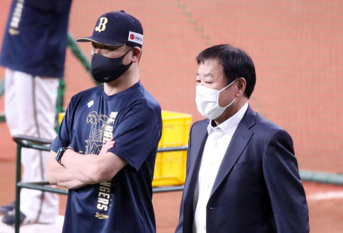 オリックス対楽天　福良GM（右）と話す中嶋監督（2021年10月20日撮影）