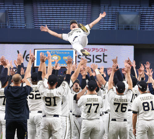 オリックス対ロッテ　日本シリーズ進出を決め、ナインから胴上げされるオリックス中嶋監督（撮影・上山淳一）