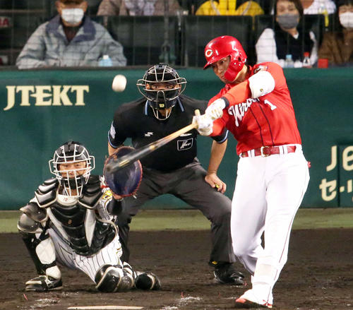 10月17日阪神戦で38号を放つ広島鈴木誠也