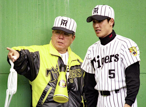 99年、阪神監督に就任した野村克也（左）は新庄剛志に投手転向を勧める