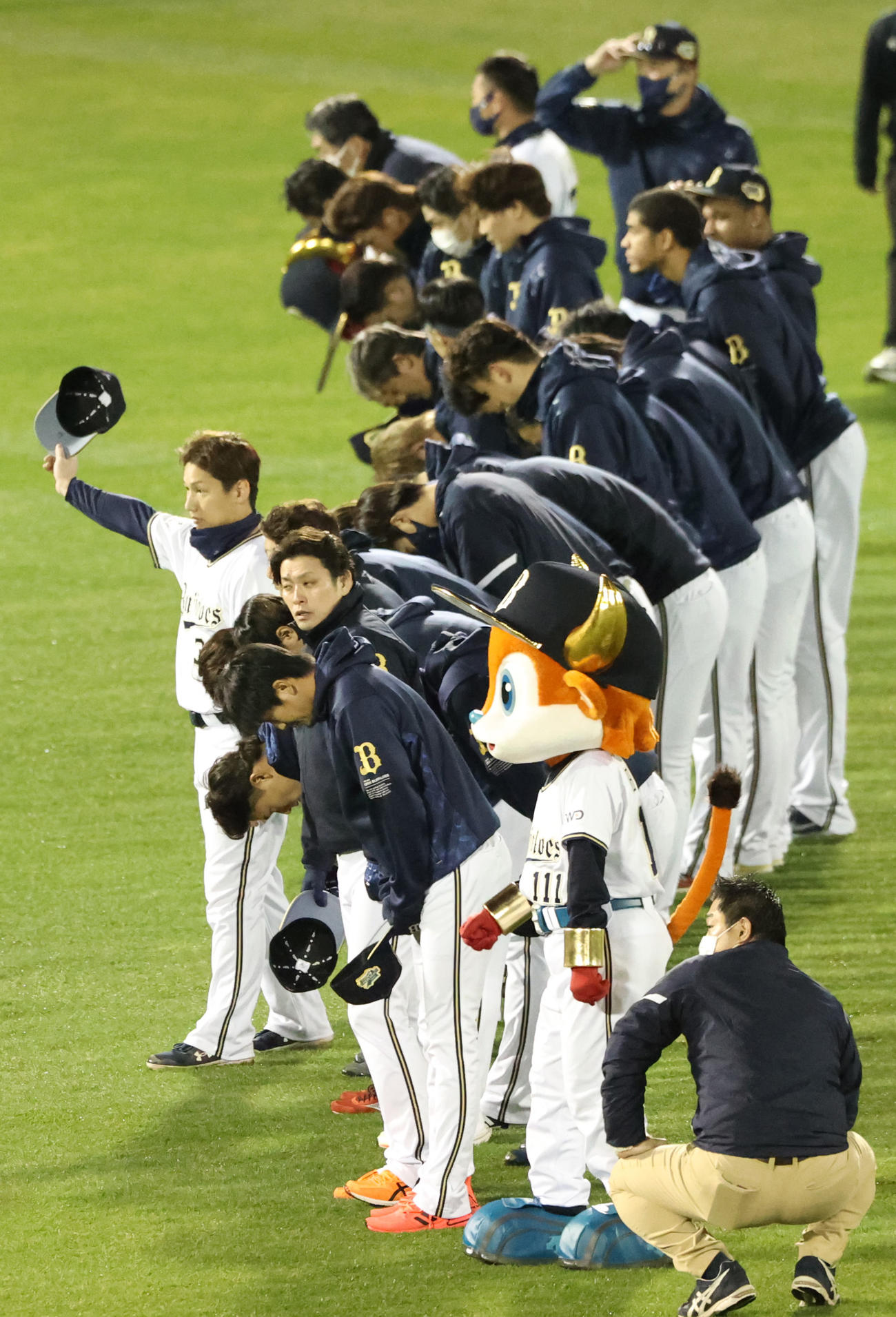 日本シリーズを終え、グラウンドに整列しファンにあいさつするオリックスナイン＝2021年11月27日