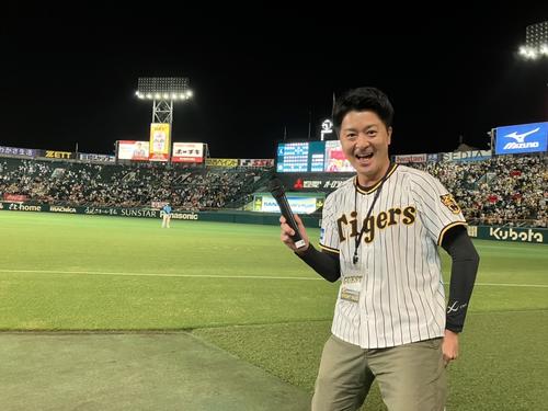 球場MCで貢献する河合康行さん＝2022年6月1日、甲子園球場