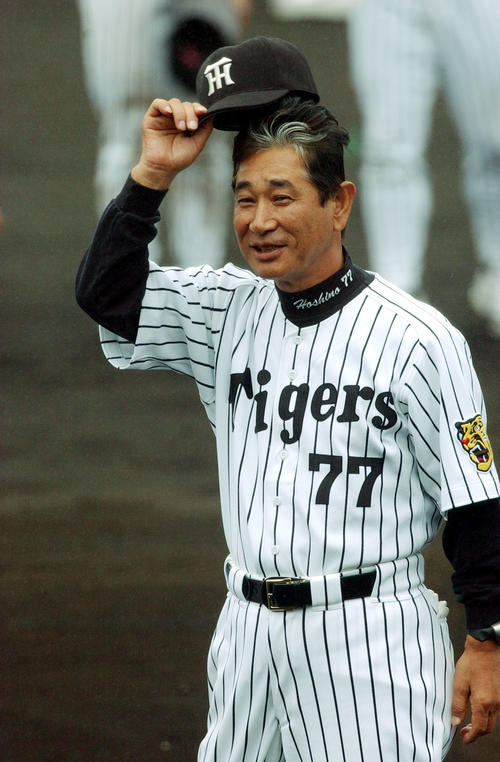 沖縄キャンプを打ち上げ、スタンドのファンにあいさつする阪神監督時代の星野仙一さん（2003年2月12日撮影）