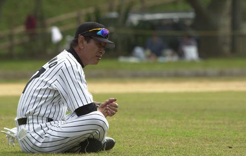 阪神春季キャンプ　グラウンドに座り込む阪神監督時代の星野仙一さん（2003年2月撮影）