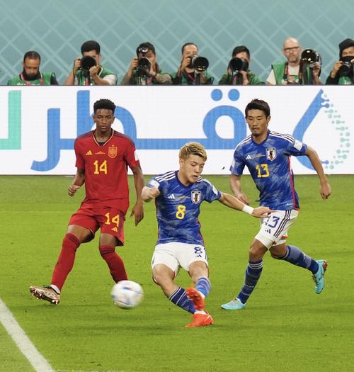 日本対スペイン後半、左足を振り抜き同点ゴールを決める堂安（撮影・江口和貴）