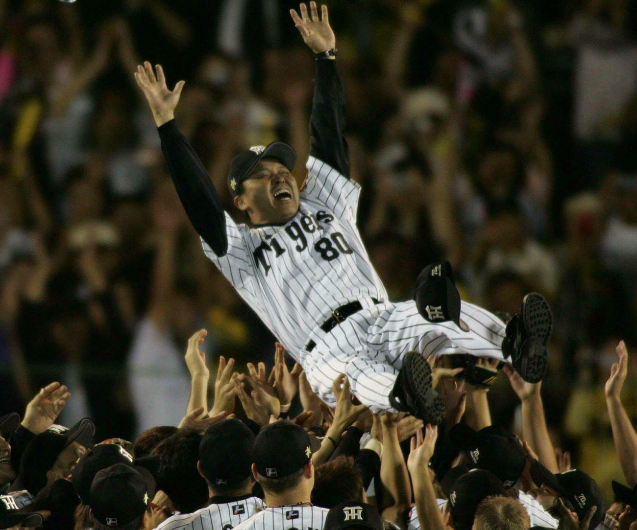 05年9月29日、巨人に勝ってリーグ優勝を決め、胴上げされる阪神岡田監督。