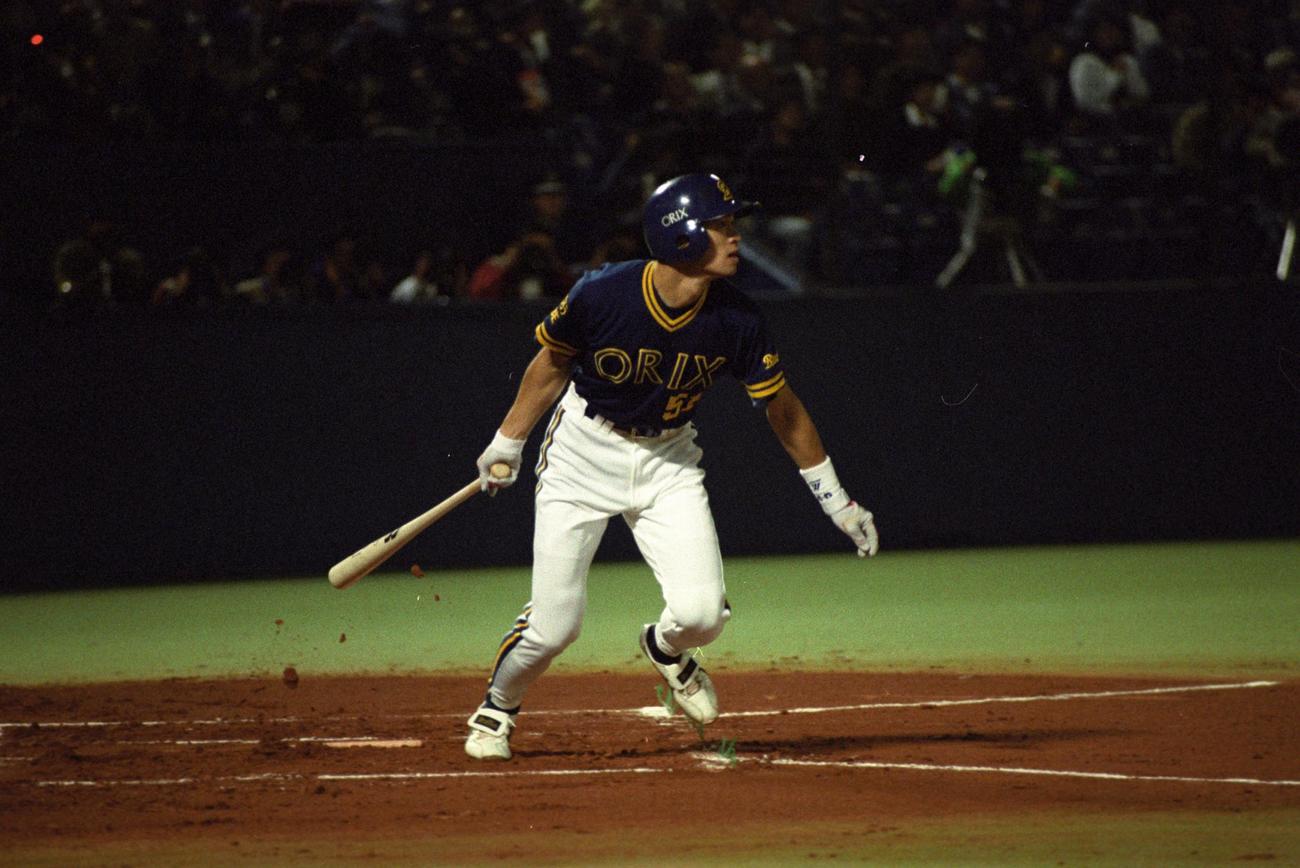日本シリーズ　ヤクルト・ブロスから右越えにソロ本塁打を放つオリックス・イチロー（1995年10月26日撮影）