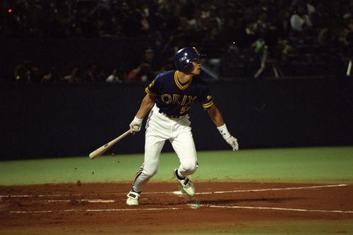 日本シリーズ　ヤクルト・ブロスから右越えにソロ本塁打を放つオリックス・イチロー（1995年10月26日撮影）