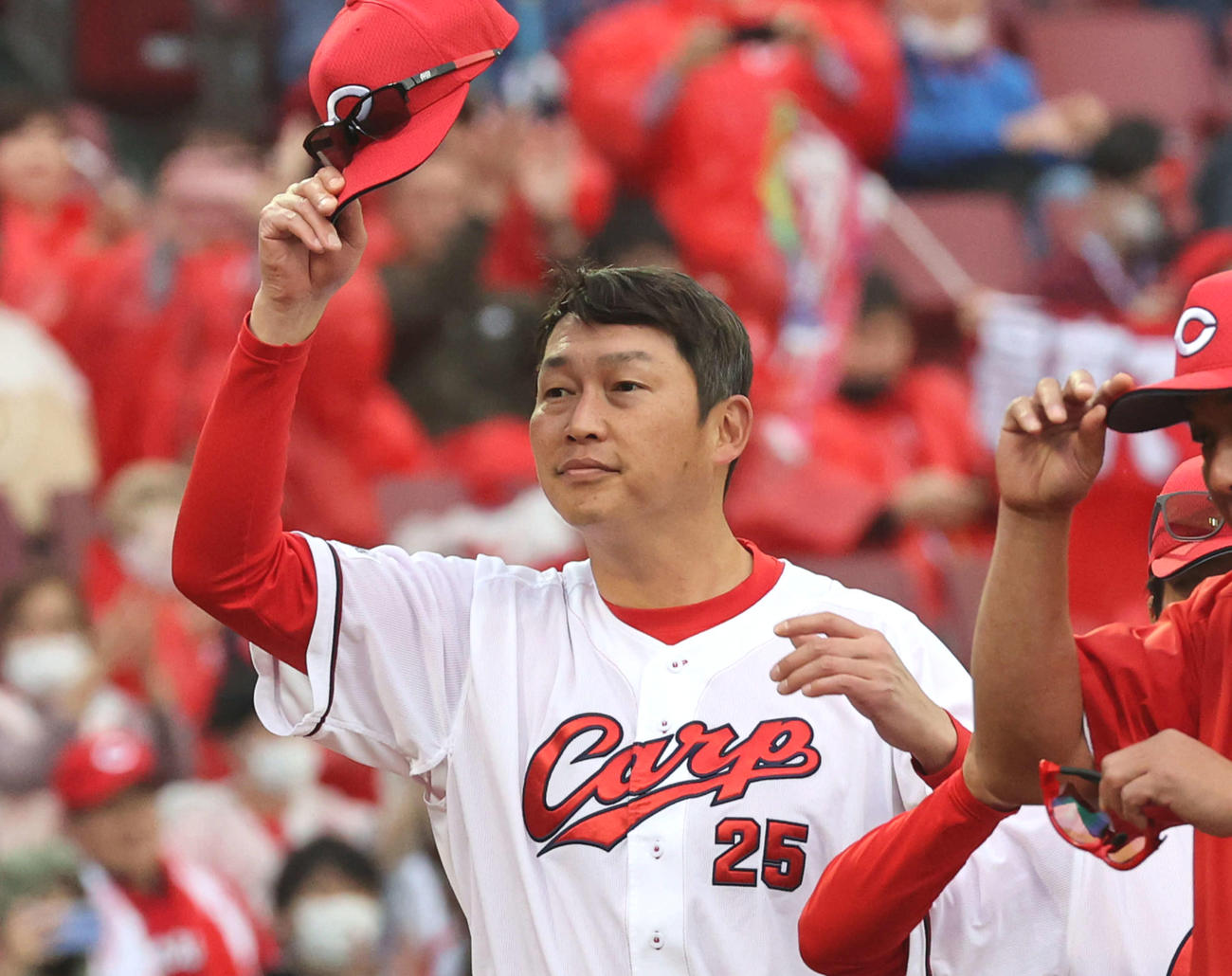 16日、ヤクルトに3連勝しファンの声援に応える広島新井監督